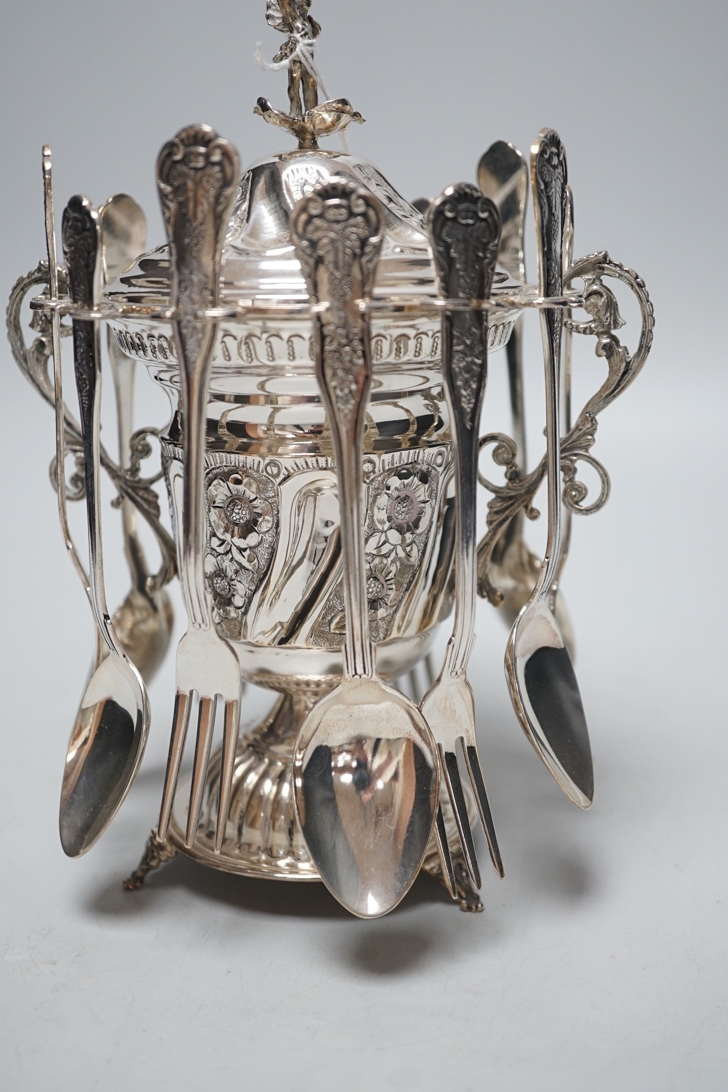 A modern Greek 925 dessert set, comprising an embossed pedestal cup and cover with cherub finial and six hanging spoons and six forks, height 21.6cm, with box